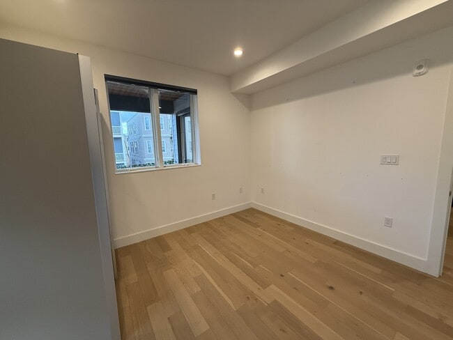 Building Photo - 946 Saratoga St