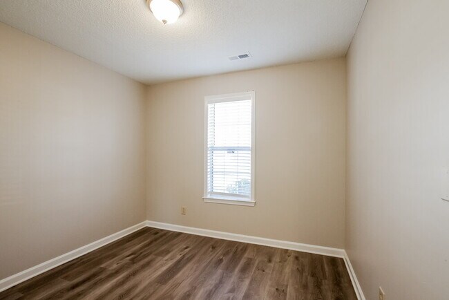 Building Photo - 4009 Beaverbrook Dr