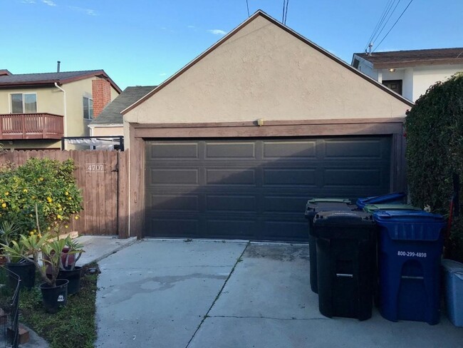 Building Photo - Lovely detached back house w/ 2car garage