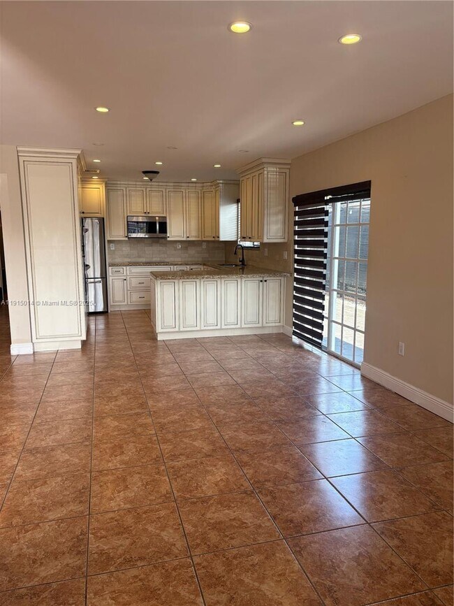 Building Photo - 819 E 26th St