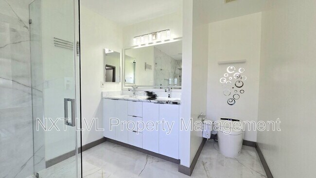 Building Photo - 511 SE 25th Terrace