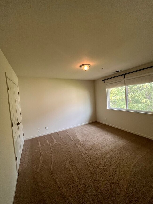 Building Photo - Spacious 2BD/2BA Apartment With Private Ba...