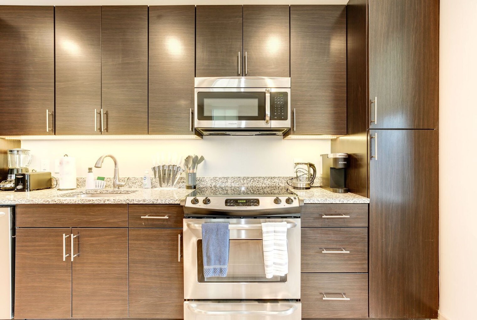 Building Photo - 10 Light St