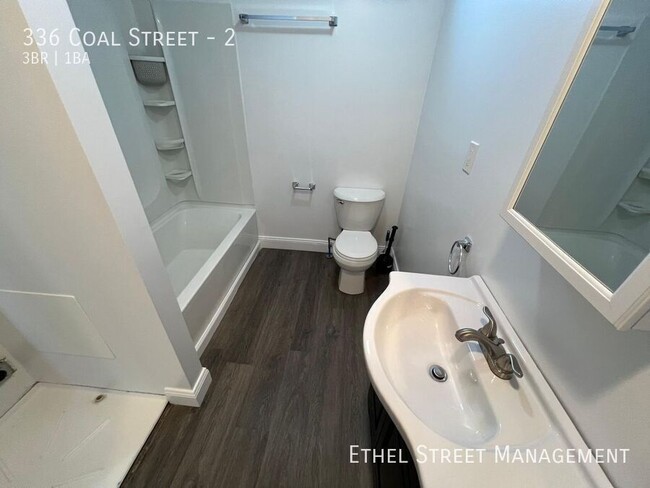 Building Photo - Spacious Newly Renovated 3 Bedroom Apartment