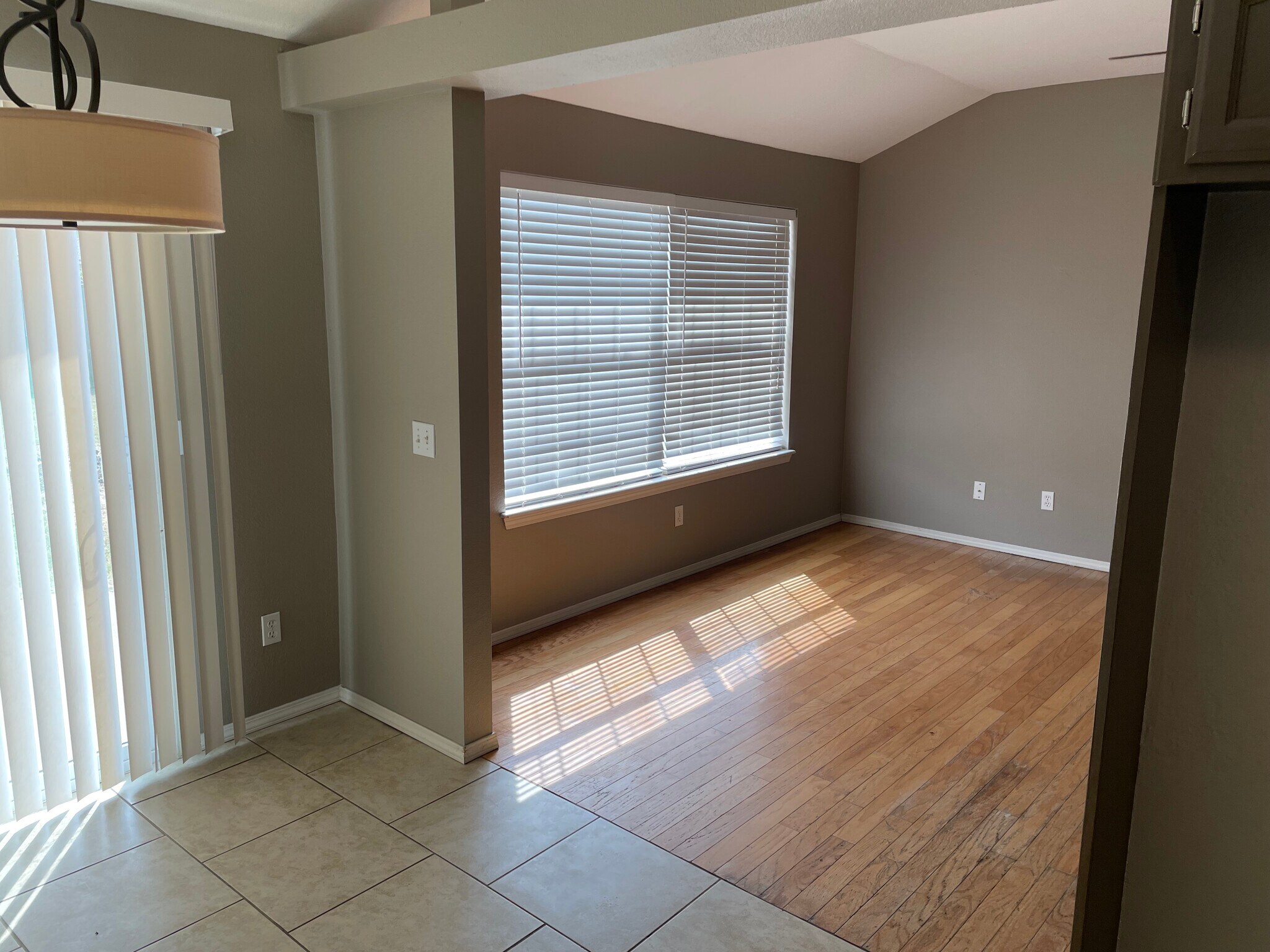 Building Photo - 1424 Jordan Cir