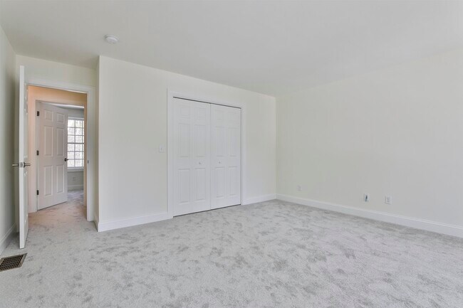 Building Photo - 22 Reeds Ferry Way