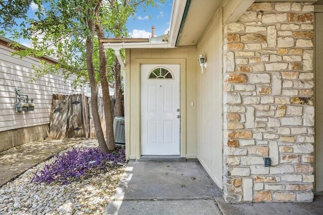 Building Photo - 904 Sirocco Dr