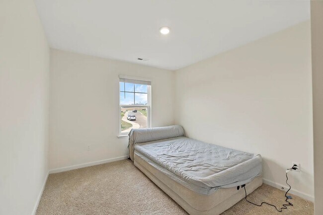 Building Photo - MOVE IN READY!! Don't Miss Out!!!