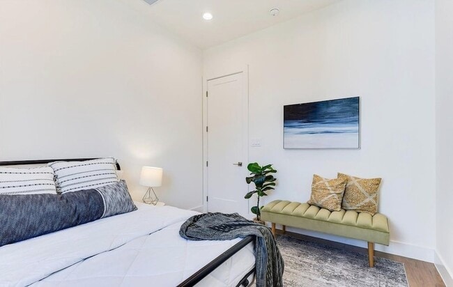 Building Photo - 1902 N Carroll Ave