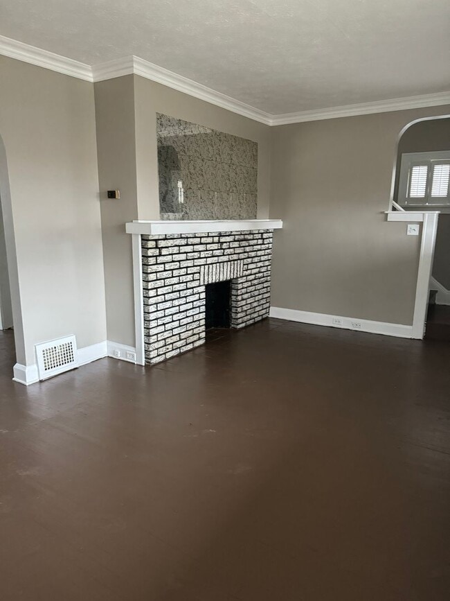 Building Photo - Bonus room