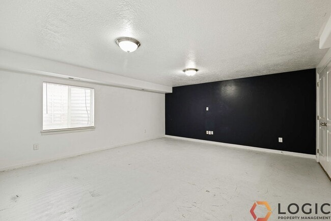 Building Photo - Beautiful Townhome in Midvale!