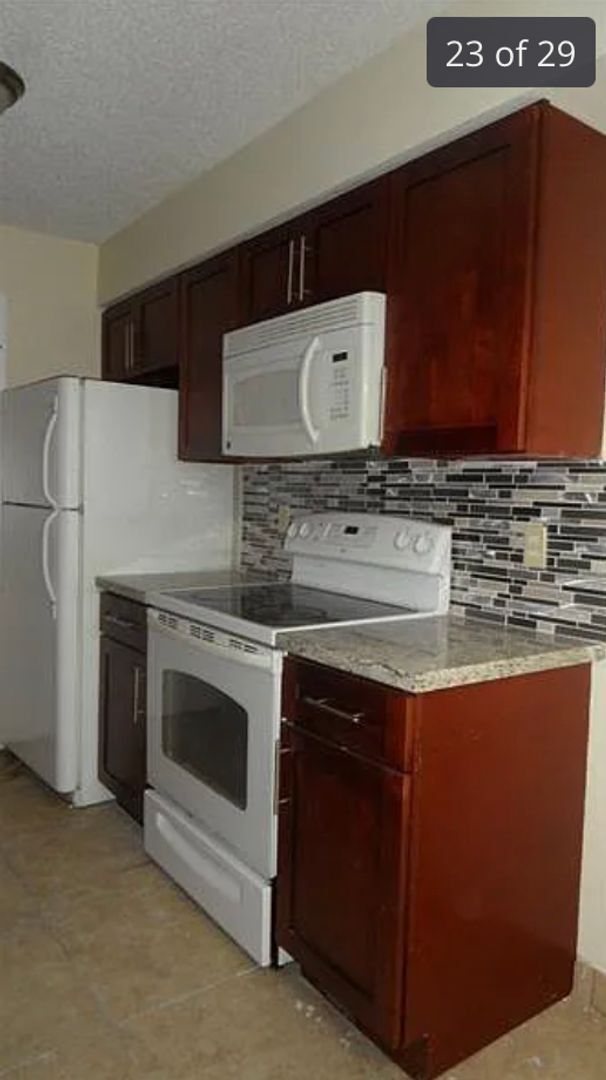 Building Photo - Spacious 2/2 Available for Move-In 9/1