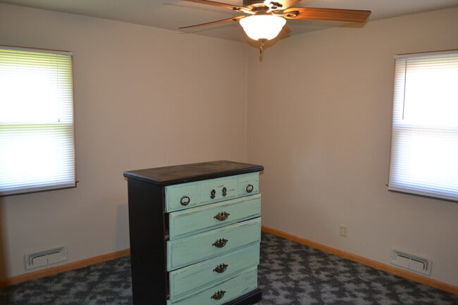 Building Photo - Nice 3-4 Br, 2 Bath Ranch style home, fenced in yard, garage, patio, full basement