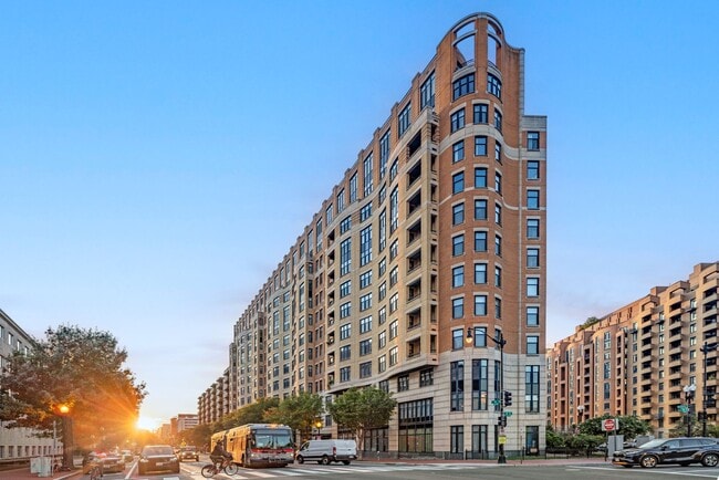 Building Photo - Penn Quarter Condo | Studio | 1 Bath | 450 Sf
