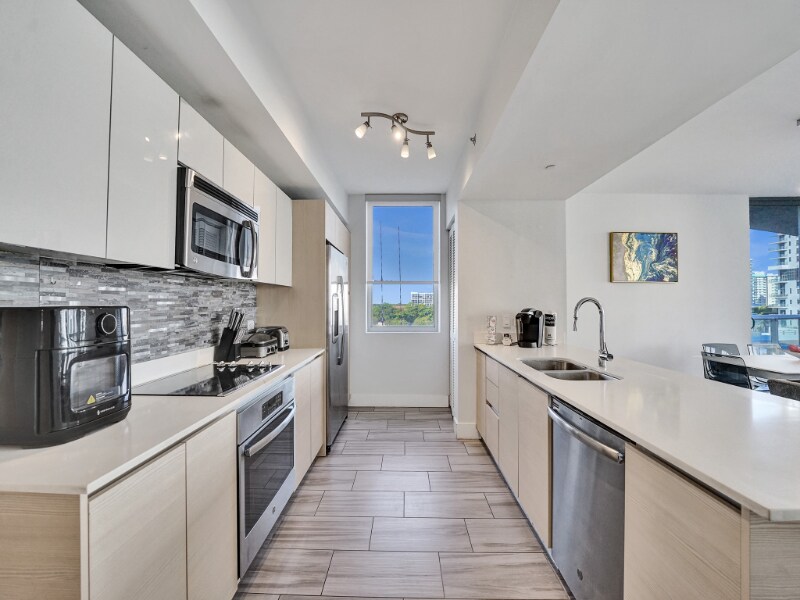 Building Photo - 2602 E Hallandale Beach Blvd