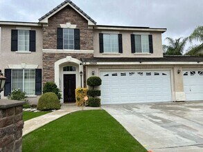 Building Photo - Stunning 4-bedroom, 3 bathroom home located in the westside of Bakersfield this spacious house of...