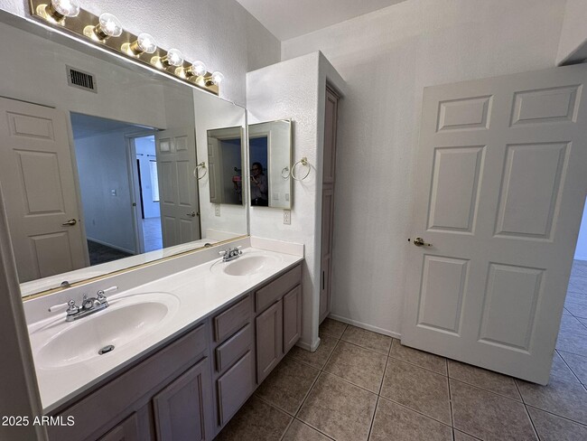 Building Photo - 13818 N Saguaro Blvd