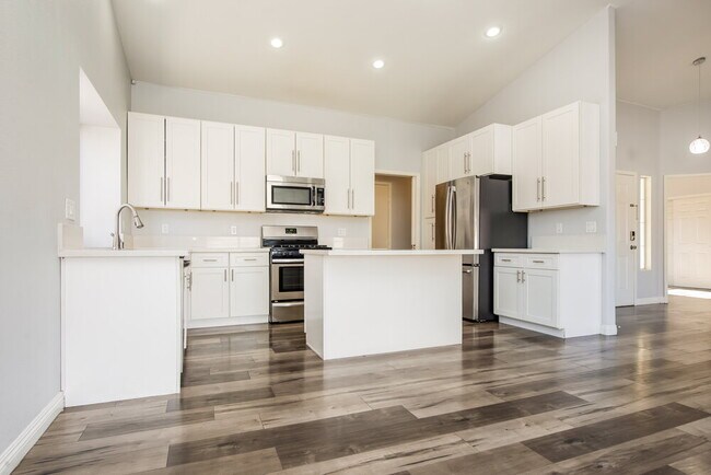 Building Photo - 704 Colonnade Row Dr