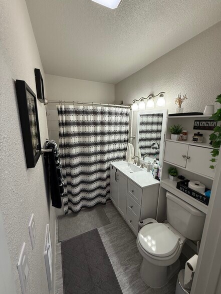 Building Photo - 1124 S Powerline Rd