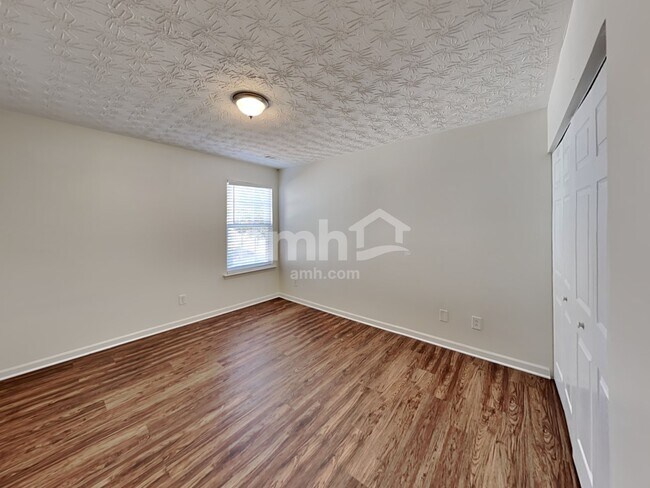 Building Photo - 330 Meadows Ln