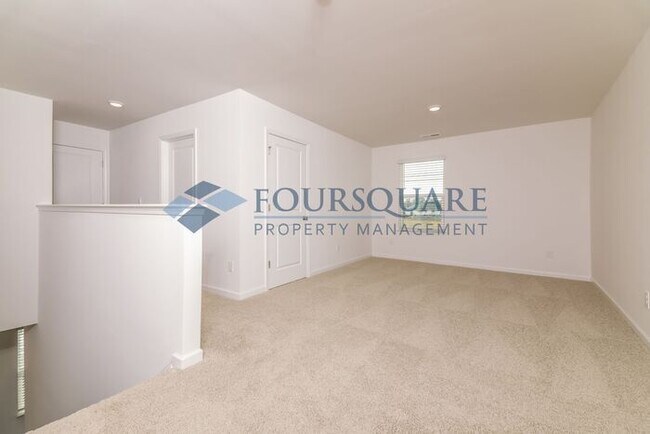 Building Photo - Spacious 3-Bed Home with Loft, Modern Kitc...