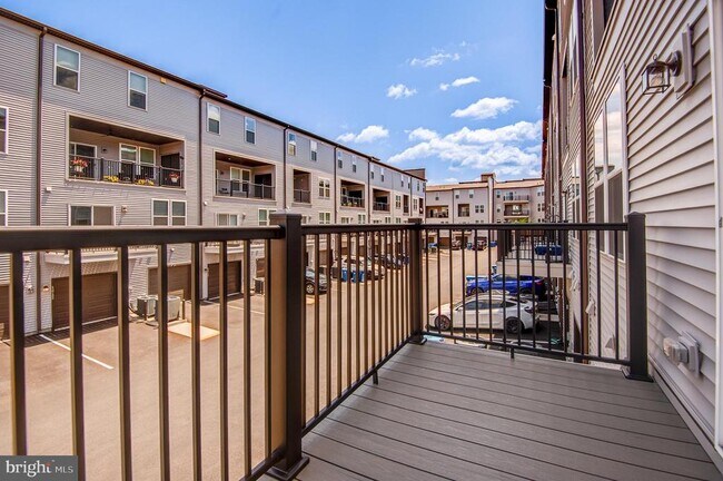 Building Photo - 43792 Middleway Ter