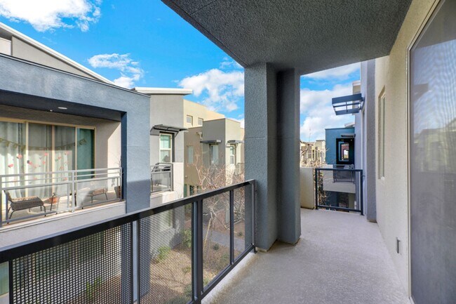 Building Photo - Gorgeous highly upgraded townhouse!