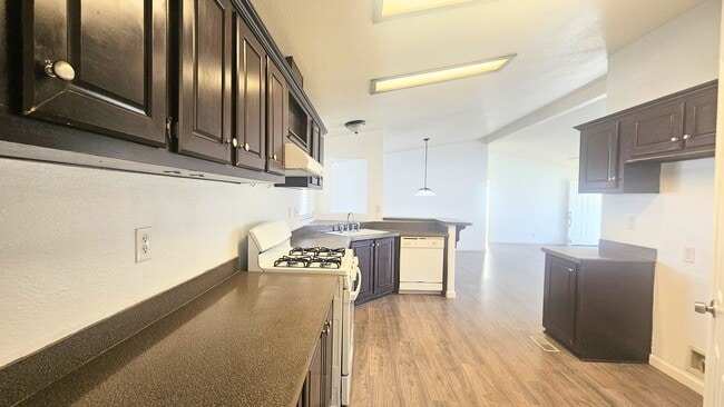 Building Photo - Gorgeous Single Story Home