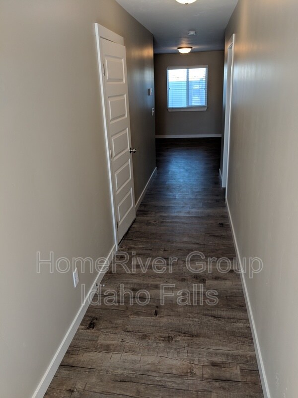 Building Photo - 790 Trails End