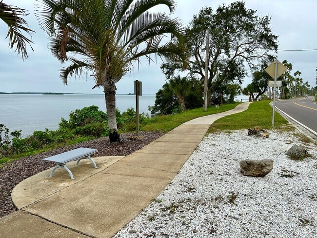Building Photo - Stunningly Renovated 2/1 near the water av...