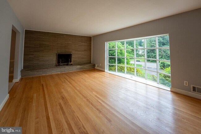 Building Photo - 6438 Woodville Dr