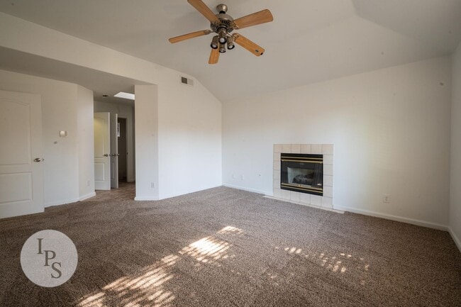 Building Photo - Gated Fresno NW Home, 3BR/2BA, in CUSD - L...