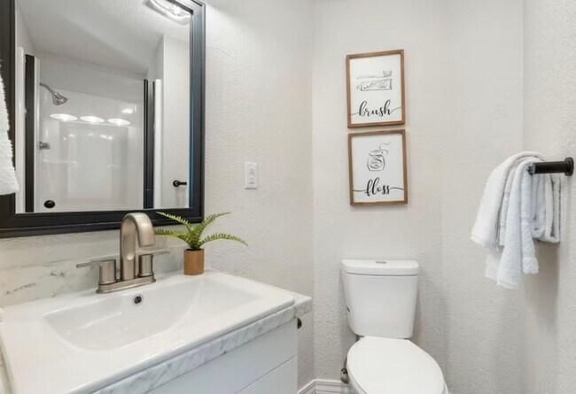 Building Photo - Remodeled and Stunning 1 Bedroom Condo | Fully Furnished | All Utilites Included | 1 Bathroom | K...