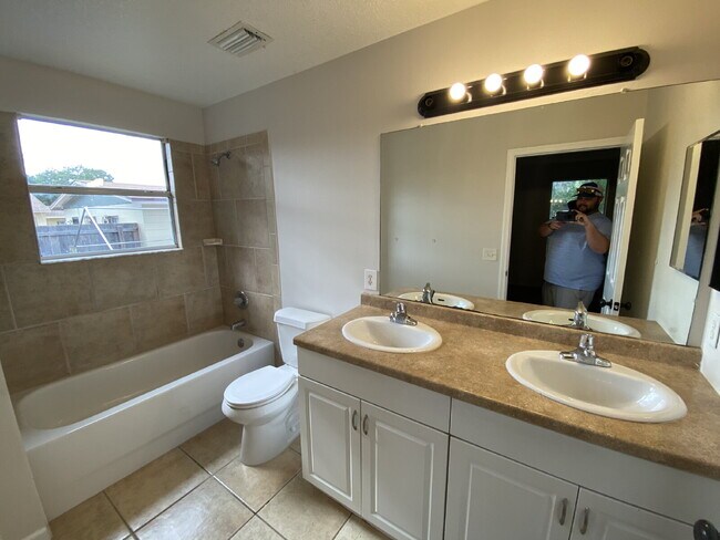 Building Photo - "Spacious 4-Bedroom Home with 2 Full Baths...
