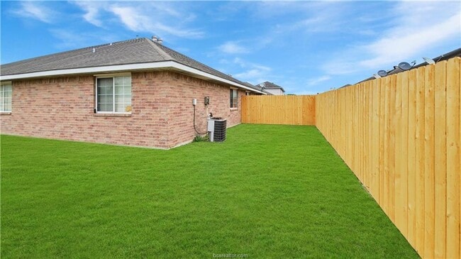 Building Photo - 3 Bed, 3 Bath Duplex in College Station