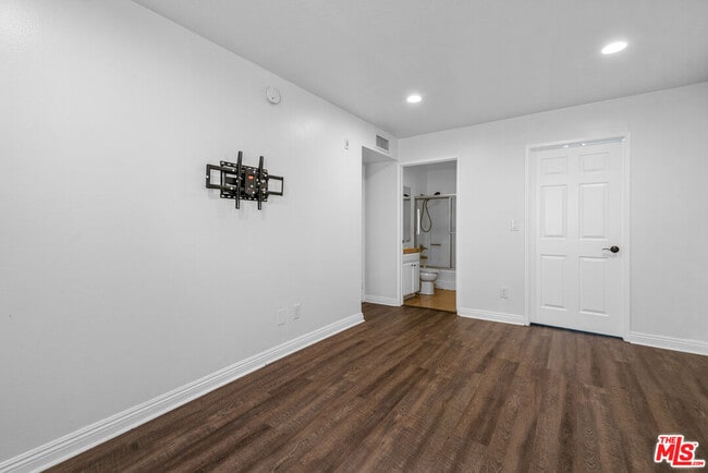 Building Photo - 7035 Woodley Ave