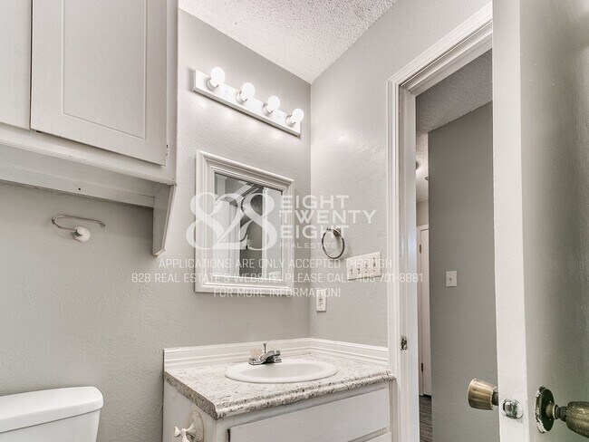 Building Photo - Now Touring & Available for Move in! 3 Bed/1.5 Bath Duplex in West Norman!