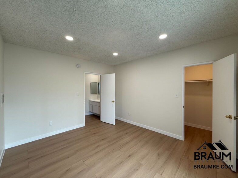 Building Photo - 5461 Kester Ave