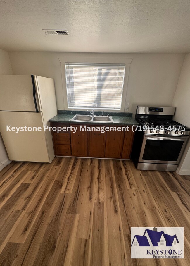 Building Photo - Fully Renovated Home 4+ bedrooms/2 Bathrooms $1550/$1550