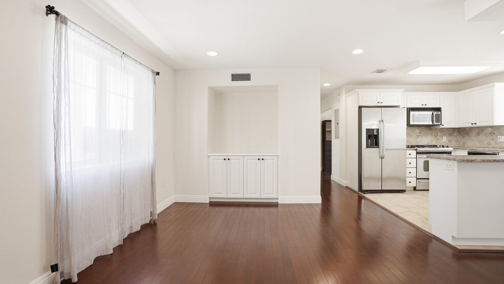 Building Photo - 10752 Hortense St