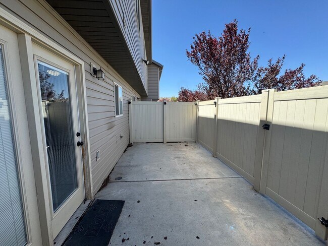 Building Photo - Charming 3 bed 2.5 bath townhome