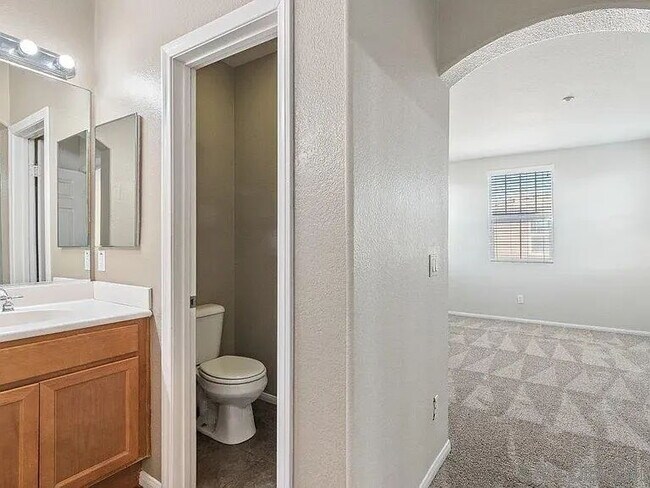 Building Photo - Don't miss out!  This beautiful spacious home offers open floor plan, lot's of natural light, pri...