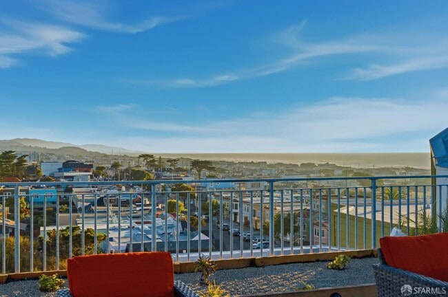 Building Photo - 3945 Judah St