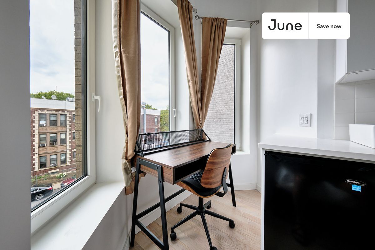 Building Photo - 624 E 17th St