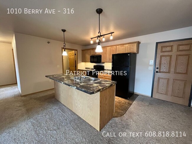 Building Photo - LUXURY APARTMENT W/ FITNESS CENTER INCLUDED!