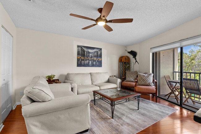 Building Photo - 2083 NE Collins Cir