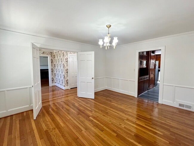 Building Photo - Three to Four bedroom, 2.5 bath Colonial in Graham