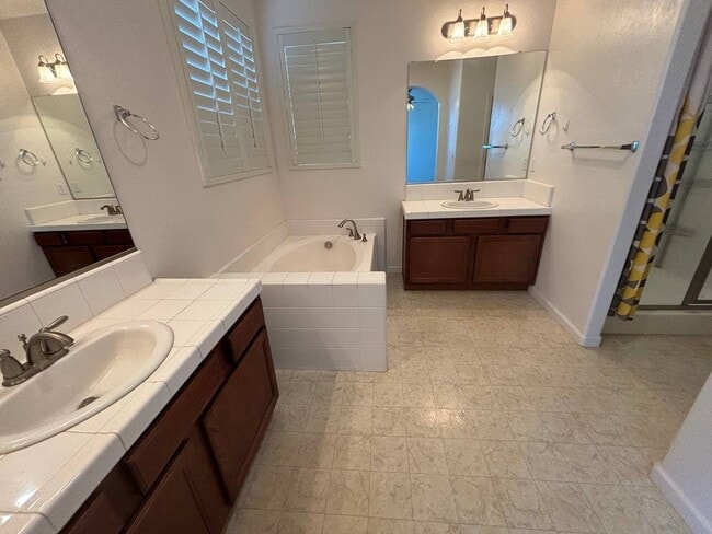 Building Photo - Beautiful 4 Bedroom Home Near Island Water...