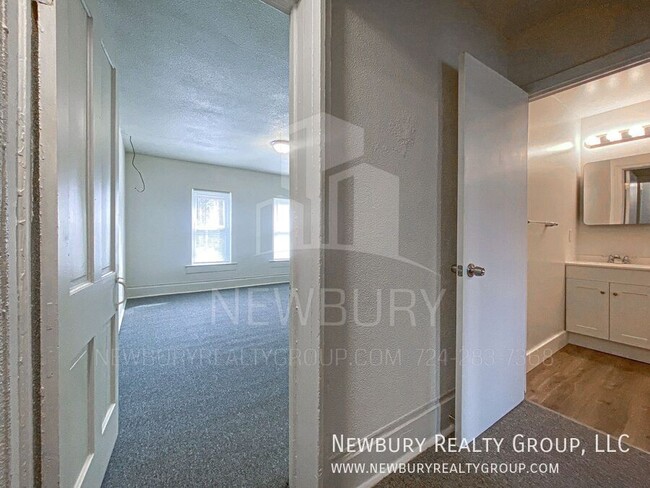 Building Photo - Spacious & Updated 2-Bedroom Row Home – Mo...