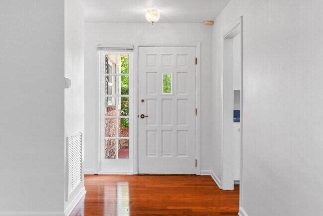 Building Photo - 2107 Brookview Dr